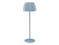 Lampadaire moderne bleu clair avec un abat-jour plissé.