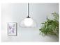 Lampe suspendue moderne avec abat-jour en verre opalin et structure transparente.