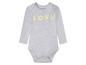 Een grijze baby-body met lange mouwen van L'upilù met de tekst 'LOVE'