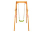 Een houten schommel met een groene zitting.