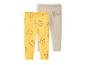 Twee baby leggings, één geel met berengezichtjes en één grijs met stripfiguren.