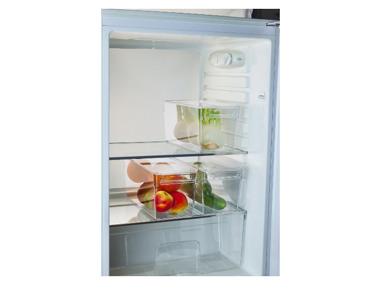 Intérieur de réfrigérateur avec des bacs transparents remplis de légumes et de fruits.
