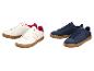 Twee paar sneakers: witte met rode en blauwe accenten, en marineblauwe met witte accenten, beide met rubberen zolen.