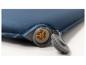 Blauwe opblaasbare campingmatras met opblaasventiel.