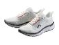 Paire de chaussures de sport blanches et oranges avec semelles noires.