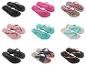 Neuf paires de tongs de différentes couleurs et motifs, dont noir, rose, léopard et rayé.