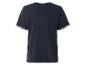 Een donkerblauw t-shirt met kantdetails op de mouwen.