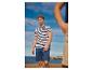 Man in een wit-blauw gestreept T-shirt en een blauwe korte broek op het strand.