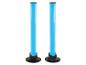 Twee blauwe buisvormige LED-lampen op zwarte voetstukken.