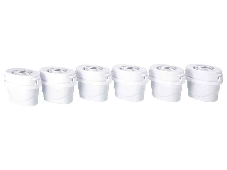 Zes witte waterfilters voor een koffiezetapparaat of waterkoker, op een rij.