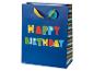 Sac cadeau d'anniversaire bleu avec des lettres colorées disant « HAPPY BIRTHDAY ».