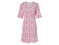 Een witte midi-jurk met roze bloemenprint.
