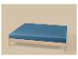 Houten bed met blauw matras op een beige achtergrond.