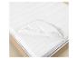 Wit matras met een opgerolde matrasbeschermer die de elastische banden toont.