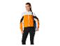 Vrouw in oranje, wit en zwart Crivit sportjack en zwarte legging met yogamat.