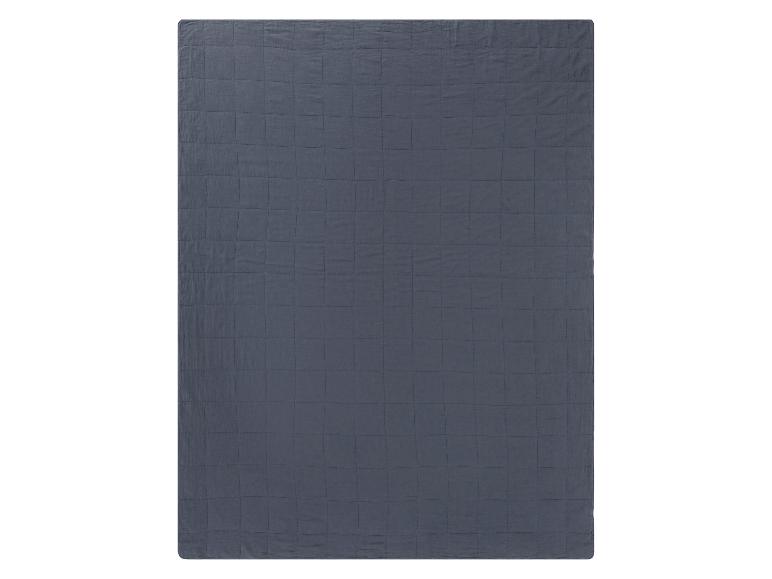Donkerblauwe quilted deken, minimalistische stijl.