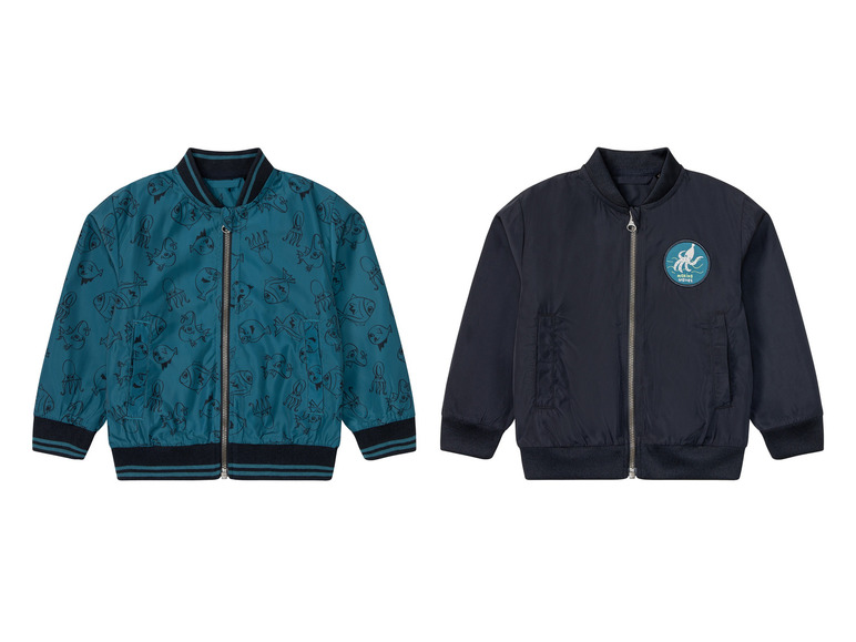 Twee blauwe bomberjacks, een met een visprint en de andere met een octopus 'Making Waves' logo.