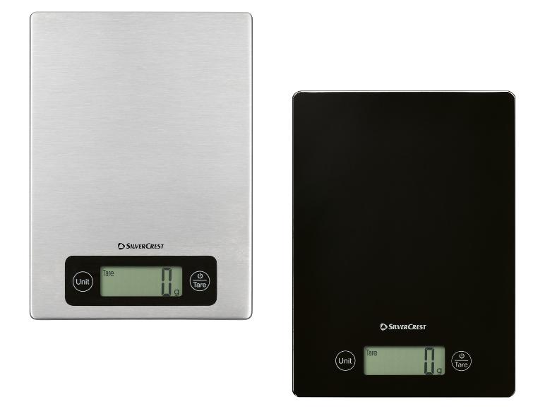 Deux balances de cuisine : une argentée avec une finition brossée et une noire avec une surface brillante.