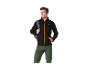 Homme portant une veste noire et un pantalon vert de randonnée.