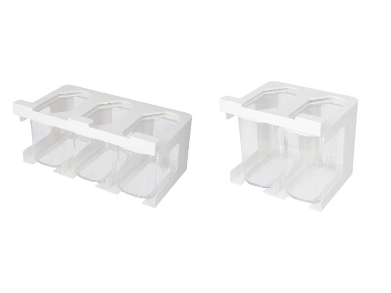 Twee witte kruidenrekken met doorzichtige bakjes.