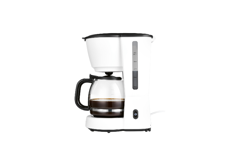 Een witte koffiezetapparaat met een glazen kan vol koffie.