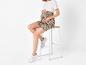 Zwangerschaps shorts met stippen en witte sneakers.