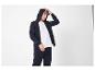 Man in donkerblauwe hoodie, wit T-shirt en bijpassende joggingbroek.
