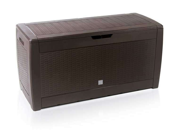 Une caisse de rangement marron avec une texture en osier.