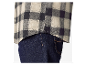 Chemise en flanelle à carreaux et jeans bleu foncé.