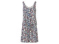Een witte jumpsuit met paisley print.