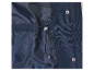 Koordsluiting op een donkerblauw jack.