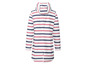 Een wit, rood en blauw gestreept regenjack met capuchon.