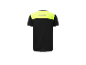 T-shirt noir avec des détails jaunes au dos.
