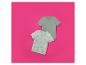 Twee kinder-T-shirts, één effen groen en één lichtgroen met een skateboardpatroon.
