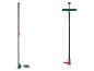 Deux outils de jardin : un désherbeur et une brosse à joints à long manche.