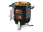 Un barbecue noir avec du poulet, du saumon et des légumes grillés.