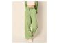 Pantalon large vert avec cordon de serrage et veste assortie, avec un crop top crème.