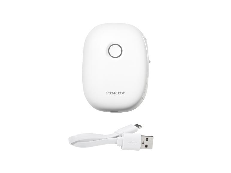 Une power bank blanche Silvercrest avec un câble USB.