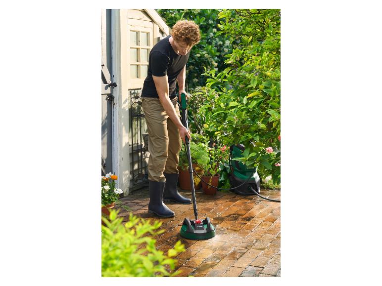 Man reinigt terras met een Parkside hogedrukreiniger en oppervlaktereiniger.