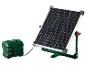 Panneau solaire avec batterie portable verte sur fond blanc.