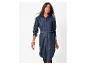 Vrouw in een denim shirtjurk met riem.