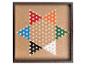 Een houten spelbord met gekleurde driehoeken voor het spel 'Chinese checkers'.