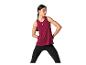 Femme en débardeur de sport bordeaux et leggings noirs