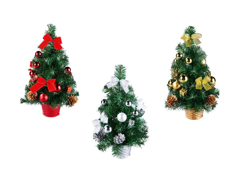 Drie kleine kerstbomen versierd met strikken, ballen en dennenappels.