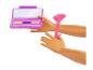 Roze make-up accessoires voor poppen, waaronder een oogschaduwpalet en een kwast.
