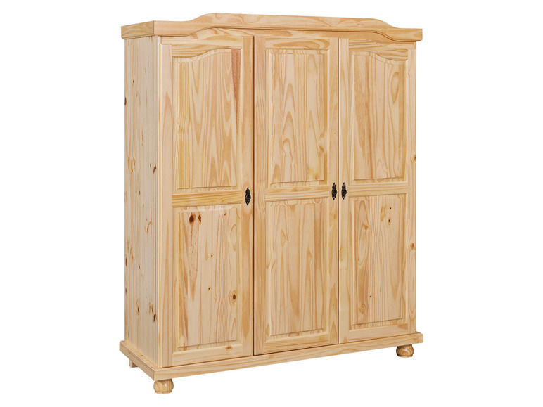 Een houten kledingkast met drie deuren.