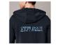 Een donkerblauwe hoodie met de tekst 'Explorer' er op.