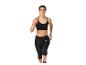Femme en brassière de sport noire et legging Crivit en train de courir.