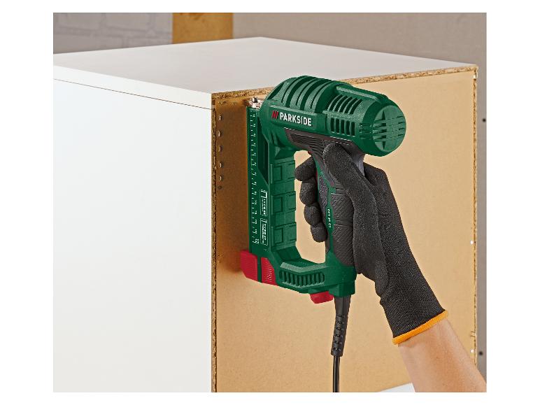 Aggrafeuse électrique Parkside utilisée pour assembler du mobilier.