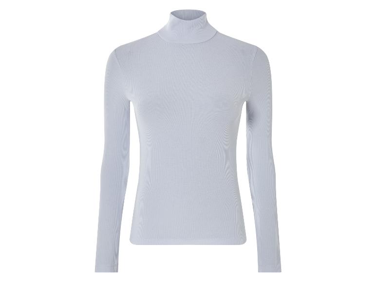 Un pull bleu clair à col roulé, à manches longues et à côtes.